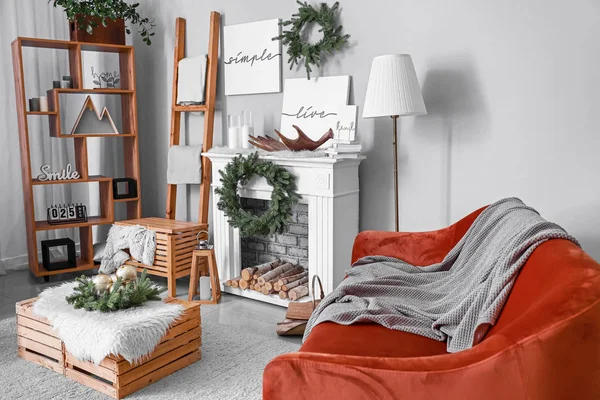 Elegante interno del soggiorno con arredamento natalizio — Foto Stock