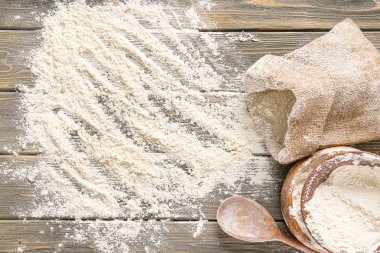 Ahşap zemin üzerinde un olan kompozisyon