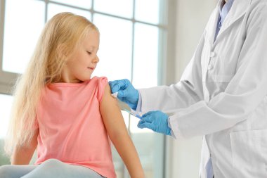 Doktor klinikte küçük kız aşısı