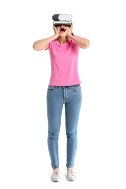 Beyaz arka planda sanal gerçeklik gözlüklü genç bir kadın.