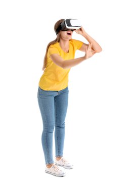 Beyaz arka planda sanal gerçeklik gözlüklü genç bir kadın.