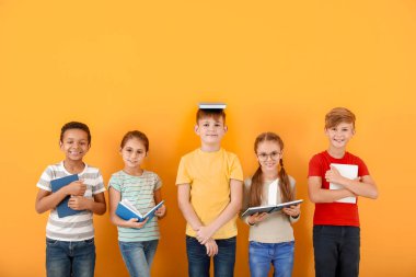 Kitap renk arka plan üzerinde küçük sevimli çocukla