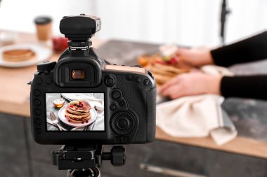 Stüdyoda profesyonel fotoğraf makinesi sergilenen leziz gözlemeler