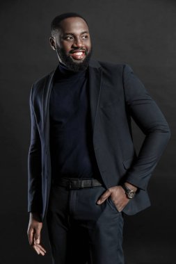 Siyah arka planda şık bir Afro-Amerikalı.