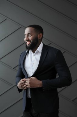 Siyah arka planda şık bir Afro-Amerikalı.