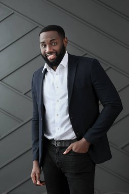 Siyah arka planda şık bir Afro-Amerikalı.
