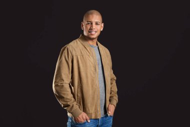 Siyah arka planda şık bir Afro-Amerikalı.