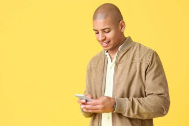 Renkli cep telefonlu şık bir Afro-Amerikalı.