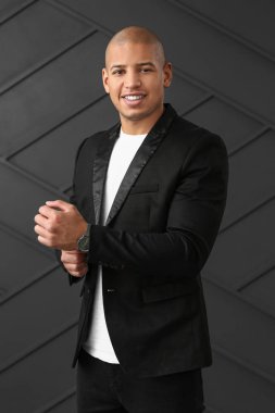 Siyah arka planda şık bir Afro-Amerikalı.