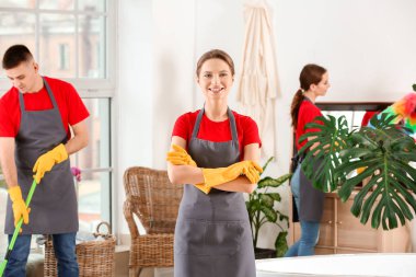 Temizlik ekibi tuvaleti temizliyor.