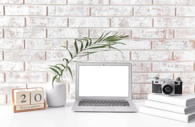 Modern odada dizüstü bilgisayarı olan şık ve rahat bir iş yeri.