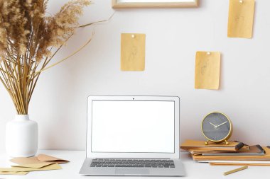 Odadaki rahat iş yerinde modern dizüstü bilgisayar