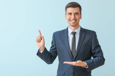 Genç işadamı arka planda sanal ekran kullanıyor