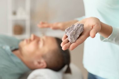 Reiki usta hastayla çalışıyor.