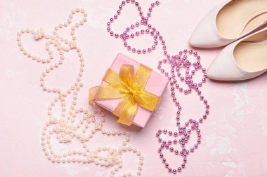 Renkli topuklu ve boncuklu çok güzel bir hediye. Uluslararası Kadınlar Günü kutlamaları