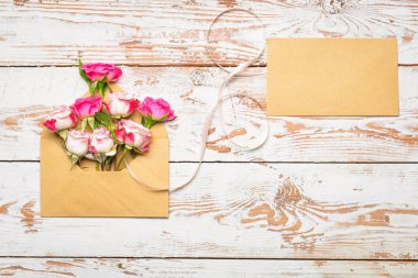 Beyaz ahşap arka planda Uluslararası Kadınlar Günü için kompozisyon