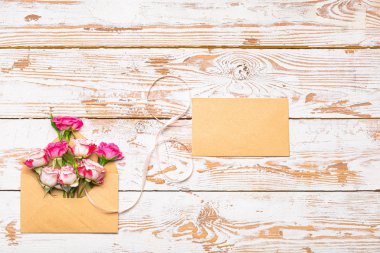 Beyaz ahşap arka planda Uluslararası Kadınlar Günü için kompozisyon