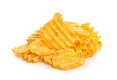 Beyaz zemin üzerine lezzetli patates cipsi