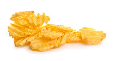 Beyaz zemin üzerine lezzetli patates cipsi