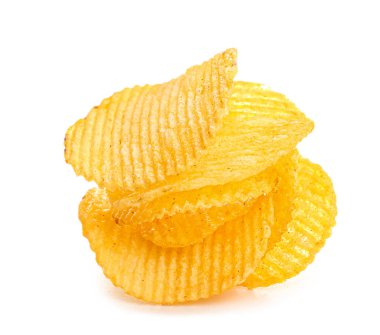 Beyaz zemin üzerine lezzetli patates cipsi