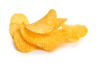 Beyaz zemin üzerine lezzetli patates cipsi