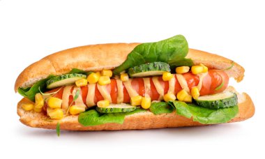 beyaz zemin üzerine lezzetli sosisli sandviç