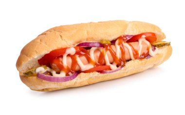 beyaz zemin üzerine lezzetli sosisli sandviç