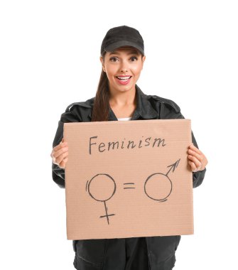 Beyaz arka planda kadın ve erkek sembolleri olan mukavva tutan bir kadın işçi. Feminizm kavramı