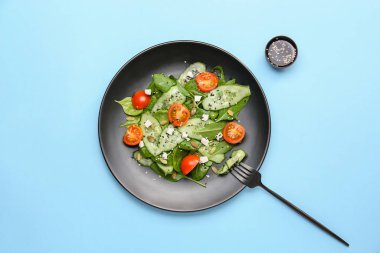 Renkli arkaplanda lezzetli salata tabağı