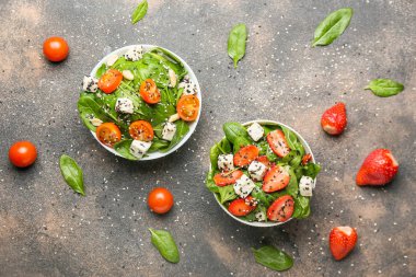 Gri arka planda lezzetli salata tabakları