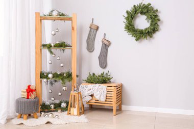 Yaratıcı Noel ağacı olan odanın içi