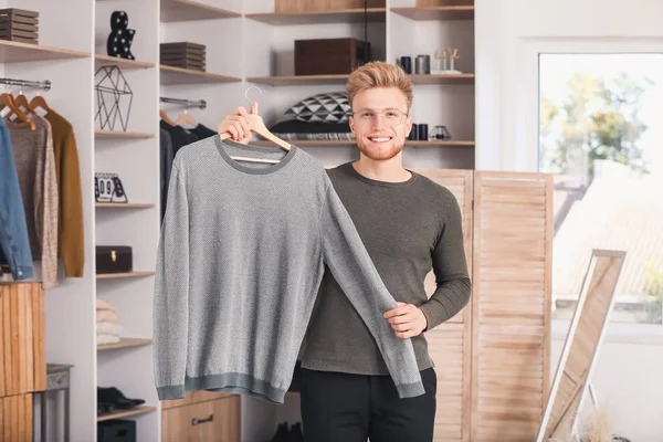 Beau homme avec des vêtements élégants dans le dressing — Photo