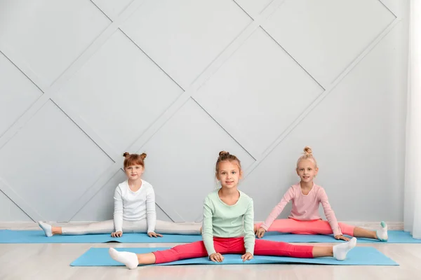 Bambini piccoli che praticano yoga in palestra — Foto Stock