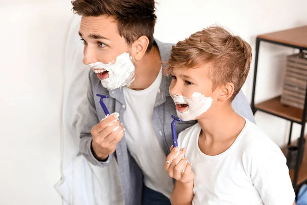 Ojciec i jego synek golenie w łazience — Zdjęcie stockowe