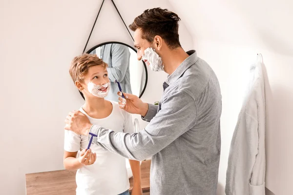 Vader en zijn zoontje scheren in badkamer — Stockfoto