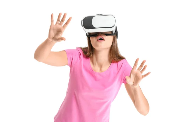 Mujer joven con gafas de realidad virtual sobre fondo blanco — Foto de Stock
