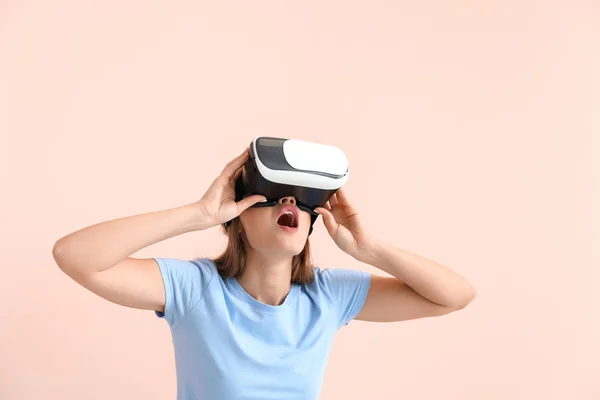 Giovane donna con occhiali di realtà virtuale su sfondo a colori — Foto Stock