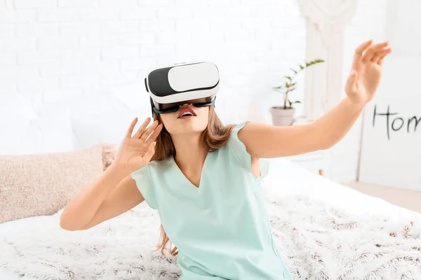 Young woman with virtual reality glasses at home — Stock Photo, Image