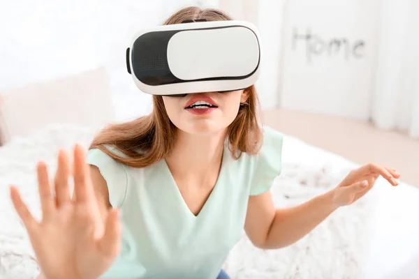 Молодая женщина в очках виртуальной реальности дома — стоковое фото
