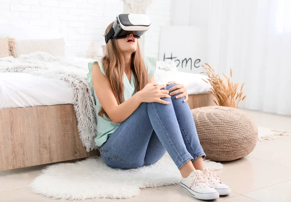 Giovane donna con occhiali di realtà virtuale a casa — Foto Stock