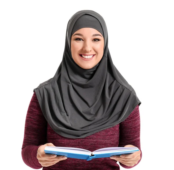 Porträt einer jungen muslimischen Frau mit Buch auf weißem Hintergrund — Stockfoto
