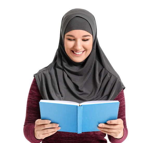 具有白色背景书籍的年轻穆斯林妇女的画像 — 图库照片
