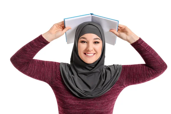 Porträtt av ung muslimsk kvinna med bok om vit bakgrund — Stockfoto