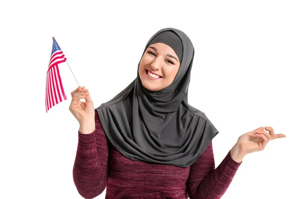 Vacker muslimsk kvinna med Usa flagga på vit bakgrund — Stockfoto