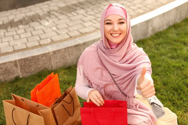 Schöne muslimische Frau mit Einkaufstüten im Freien — Stockfoto