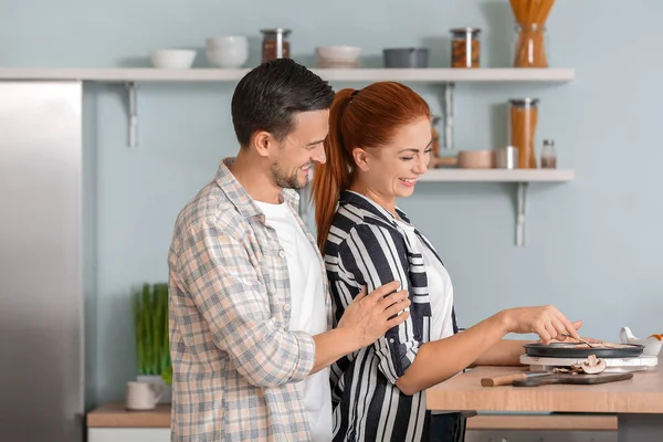 Casal feliz cozinhar juntos na cozinha — Fotografia de Stock