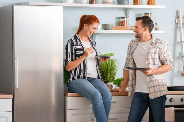 Casal feliz na cozinha em casa — Fotografia de Stock