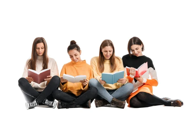 Beyaz arka plan üzerine kitapları olan genç kadınlar — Stok fotoğraf
