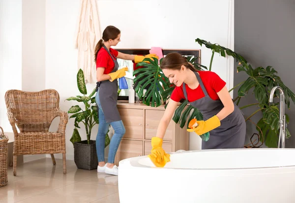 Team van conciërges schoonmaken badkamer — Stockfoto