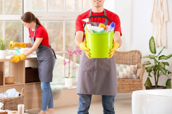 Janitor com limpeza de suprimentos no banheiro — Fotografia de Stock